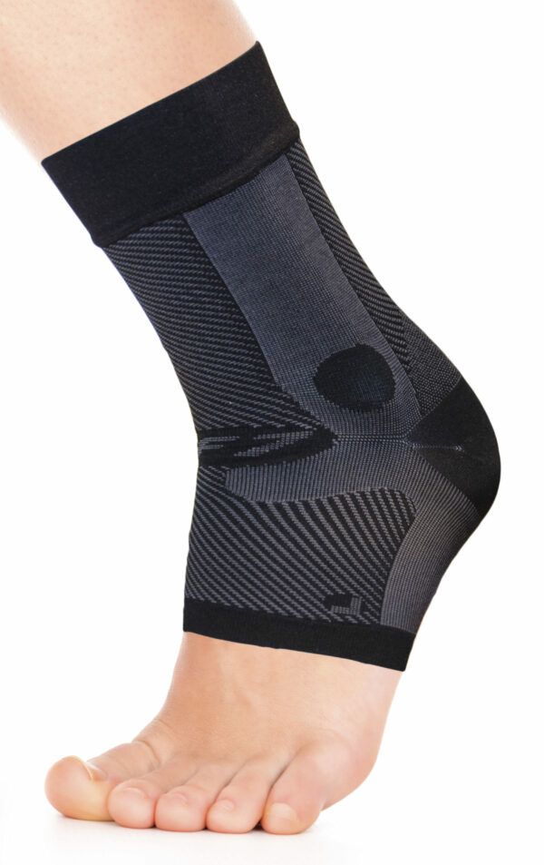 Enkelbrace zwart - enkelblessure - voet verzwikt - enkel - enkelblessure - inversietrauma - sporten - voetbal - omklinken - omslaan voet - OS1st - Feet in Motion