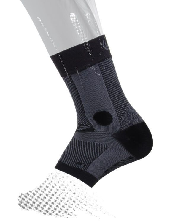 Enkelbrace zwart - enkelblessure - voet verzwikt - enkel - enkelblessure - inversietrauma - sporten - voetbal - omklinken - omslaan voet - OS1st - Feet in Motion